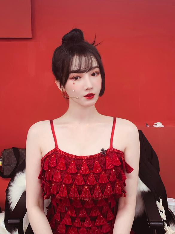 x光|陈小纭为秀身材，上衣用几片“树叶”遮挡，真怕一阵风吹来全散了