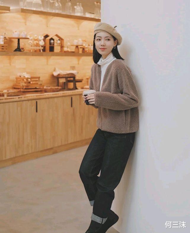 何三沫 秋冬穿搭可以选择毛茸茸的外套,会搭配的话很好看,让人难以抗拒