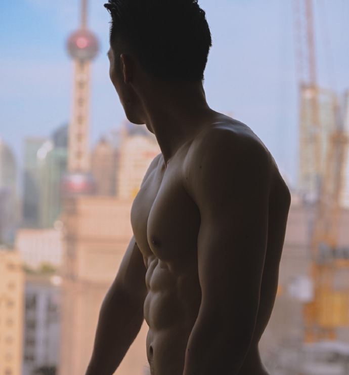 健身圈一哥 八块腹肌堪比搓衣板，没什么能比大重量做侧平举更令人兴奋！