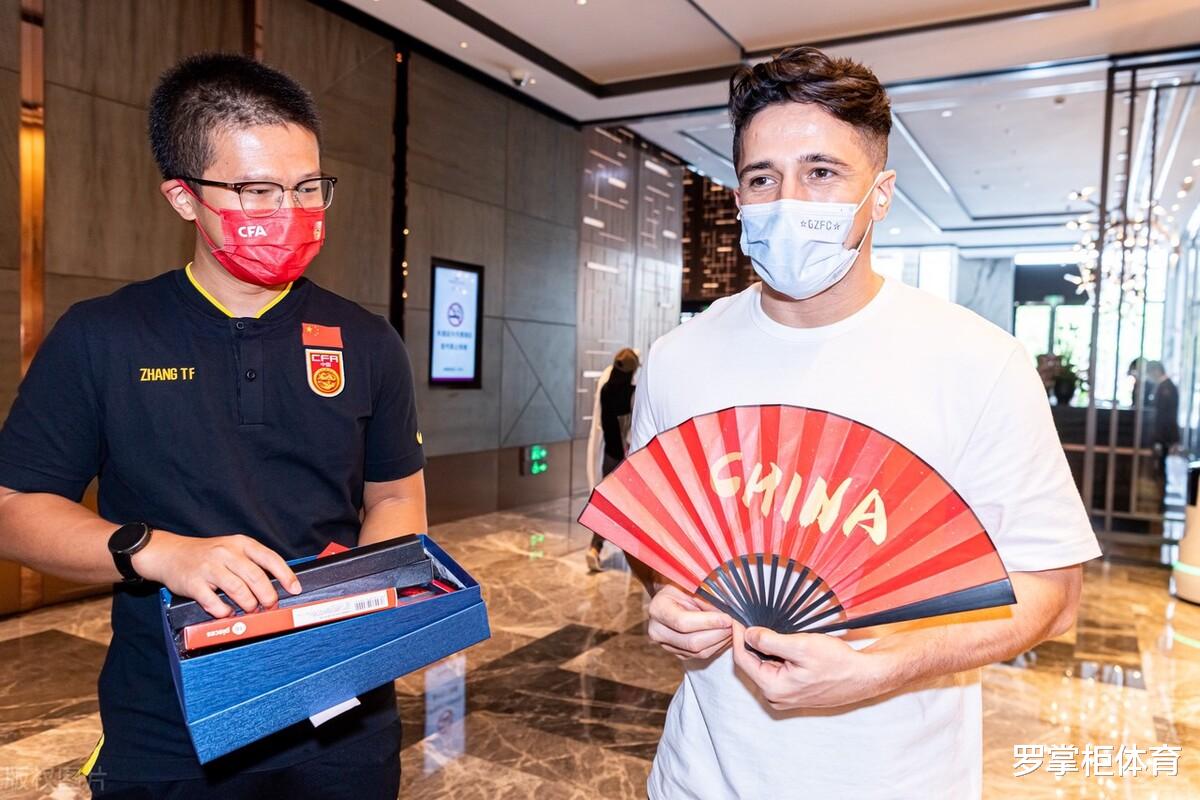 中超|誰是幕后黑手？歸化國腳想踢中超卻無法登場，身后巨大利益網(wǎng)裹挾