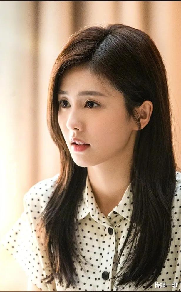 许娣|《王牌部队》高粱病重，江南征病床前穿婚纱，胡杨成救高粱的英雄