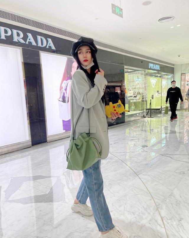 范冰冰|范冰冰正月造型被吐槽，112斤瘦到撑不起西装，独自逛街却无人识