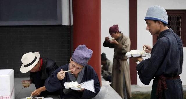 横店|横店20万群演：校花遍地无人娶，光棍成群无一技之长，懒人天堂