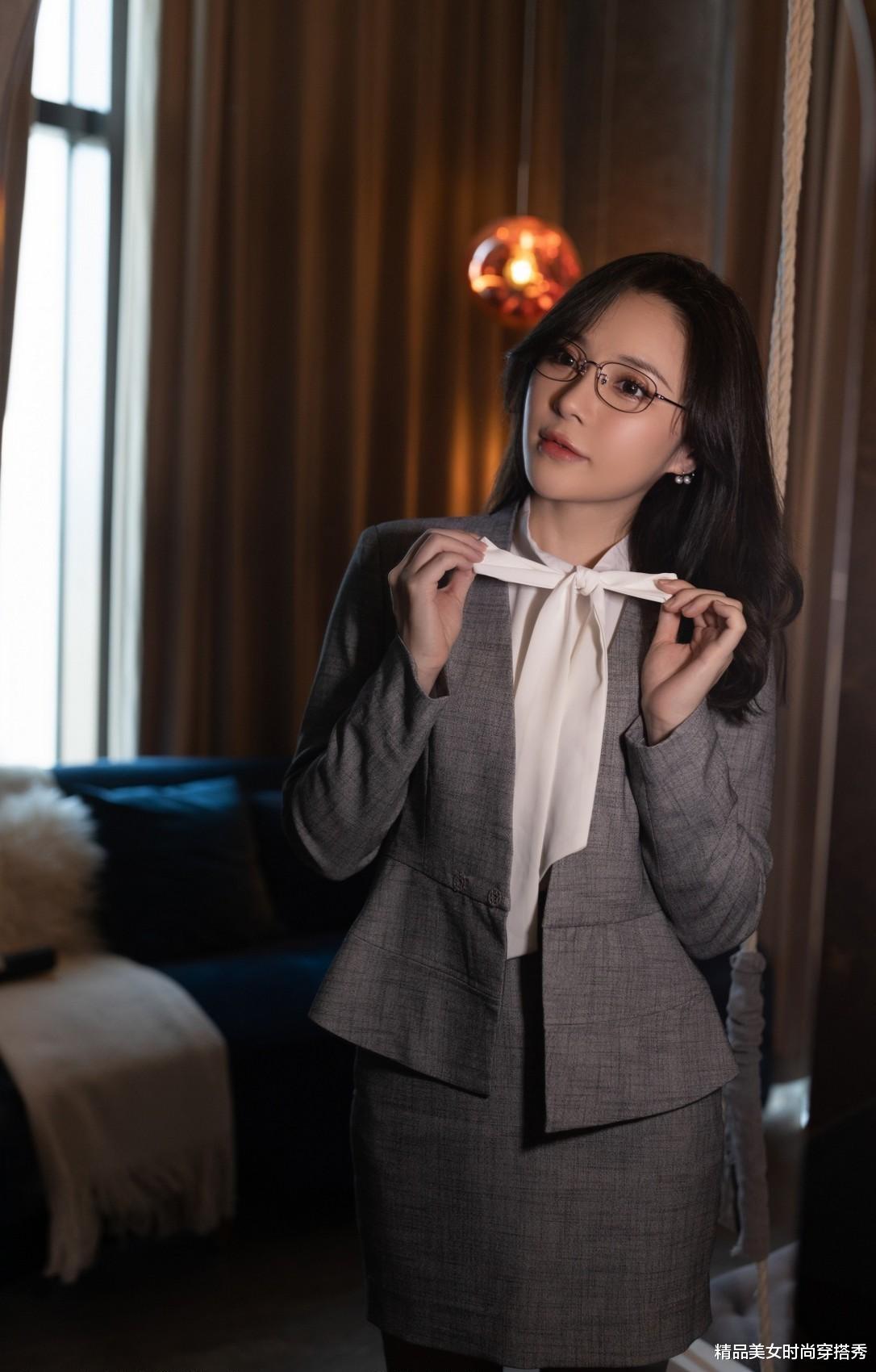穿衣搭配|米灰色的套装裙很衬肤色的美，甜美知性的款式在职场中时尚耐看