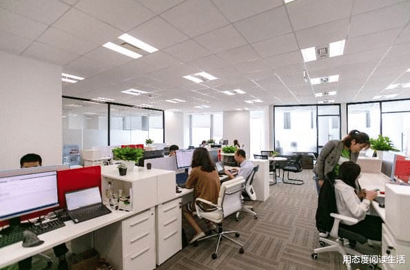 |小姑娘在办公室吃早餐，被罚100元，愤怒辞职！次月行政经理后悔了