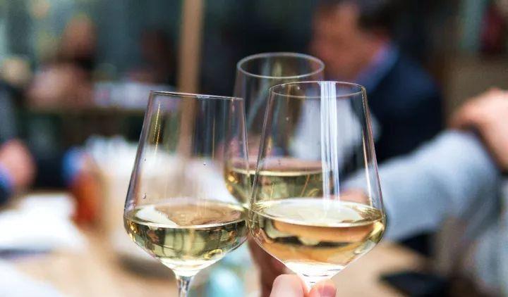 招聘|如何对待业务酒席上的劝酒？如何拒绝领导不合理的工作安排？