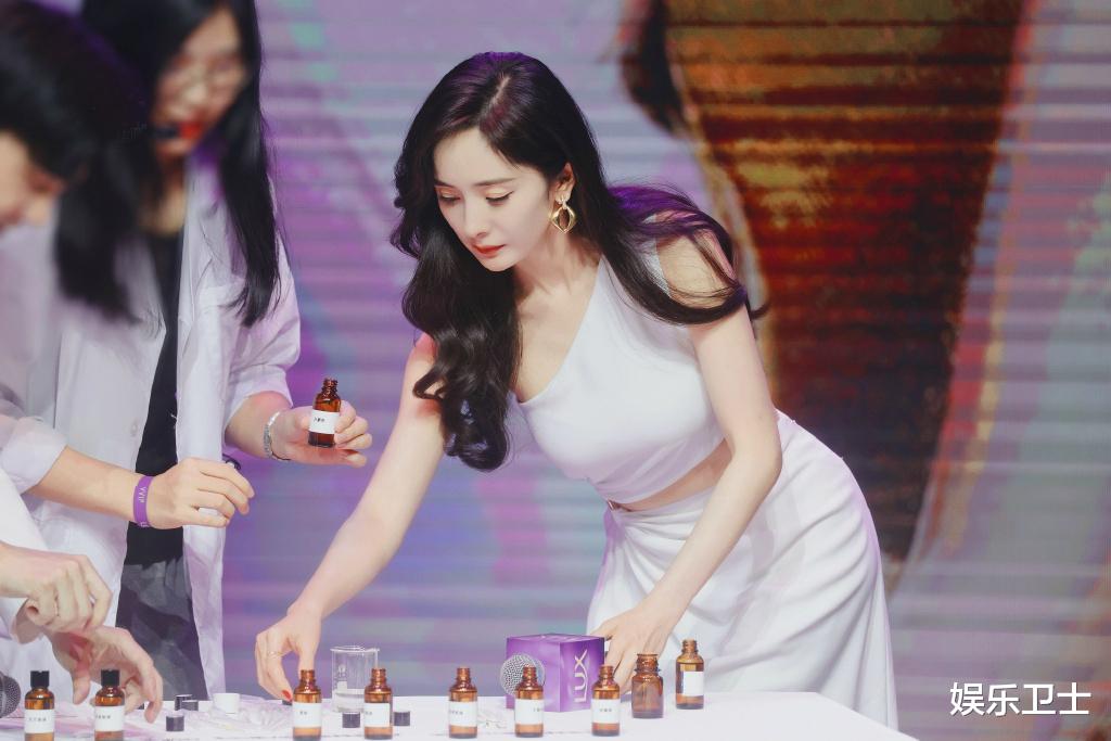 杨幂|杨幂直播活动大秀身材，弯腰时衣服差点崩开，透露今年演唱会情况引期待