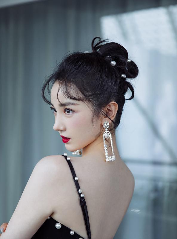 |陈小芸忘记穿的吊带，下意识挥起手，露出的“胳肢窝”闪瞎我双眼