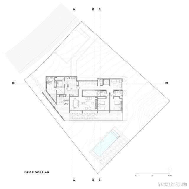 |孤独的海边住宅：矗立在陡峭的山坡上，朝向大海