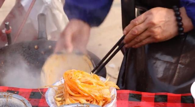 忆家的小食堂 陕西小镇上的露天小摊，30年只卖一种小吃，靠一个烂碗养活3代人