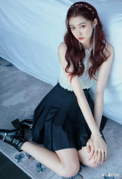 娱乐圈时尚趴|把“丝瓜”当背心穿见过吗？本以为很土，关晓彤反倒穿出仙女感！