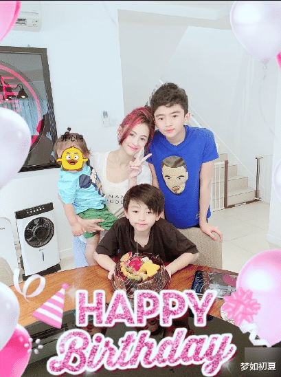 张柏芝|张柏芝清晨起床直播，身后男子正在穿衣服，疑在张柏芝家过夜