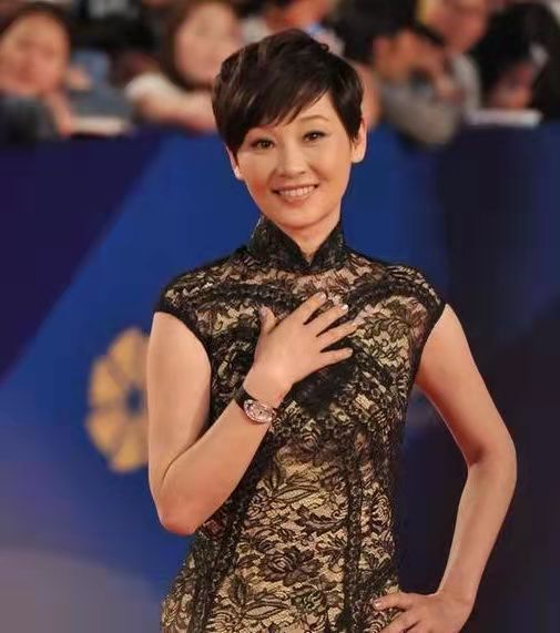 穿衣搭配 冯小刚女儿罕见亮相，颜值不输徐帆，拼接短衫搭配黑色裤装好休闲