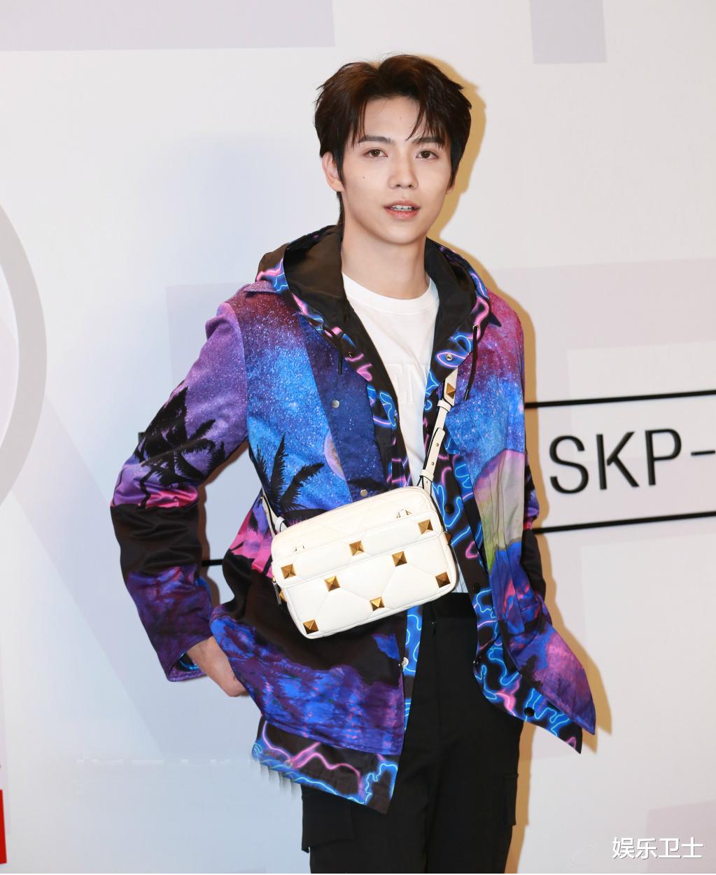 关晓彤|张艺兴罗一舟关晓彤程潇同场活动,关晓彤造型成熟艳丽,罗一舟采访好会说