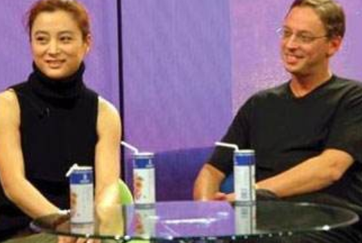 李玲玉|李玲玉混血儿子好帅气，合照妈妈眼睛离不开儿子，离婚多年仍单身