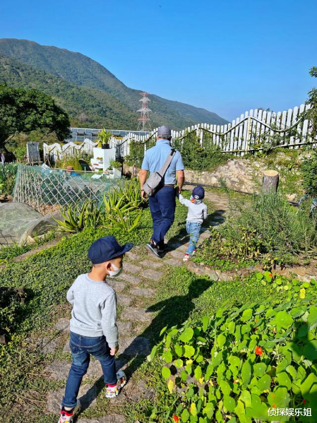 李乘德|胡杏儿带三宝开工，李乘德携俩儿子陪爷爷散步，祖孙同框温馨十足