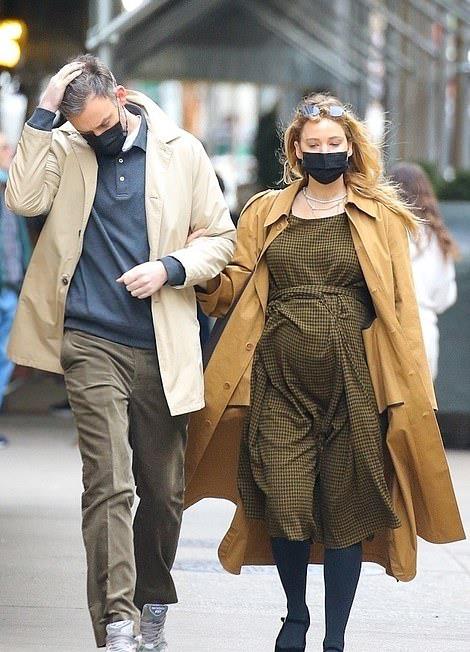 二胎|詹妮弗·劳伦斯挺大肚在纽约找房 丈夫态度冷漠遭网友炮轰