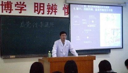 大学|中医老师课堂上给女同学“把脉”，笑容逐渐消失，学生心中忐忑