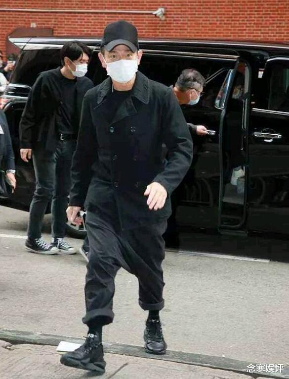 刘德华|刘德华遭影迷秋后算账，参加吴孟达葬礼穿得太潮，笑容满面像走秀