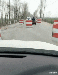 |“我被鱼钩穿了，还有得救吗？”现在钓鱼的饲料成本真不小啊！哈哈哈