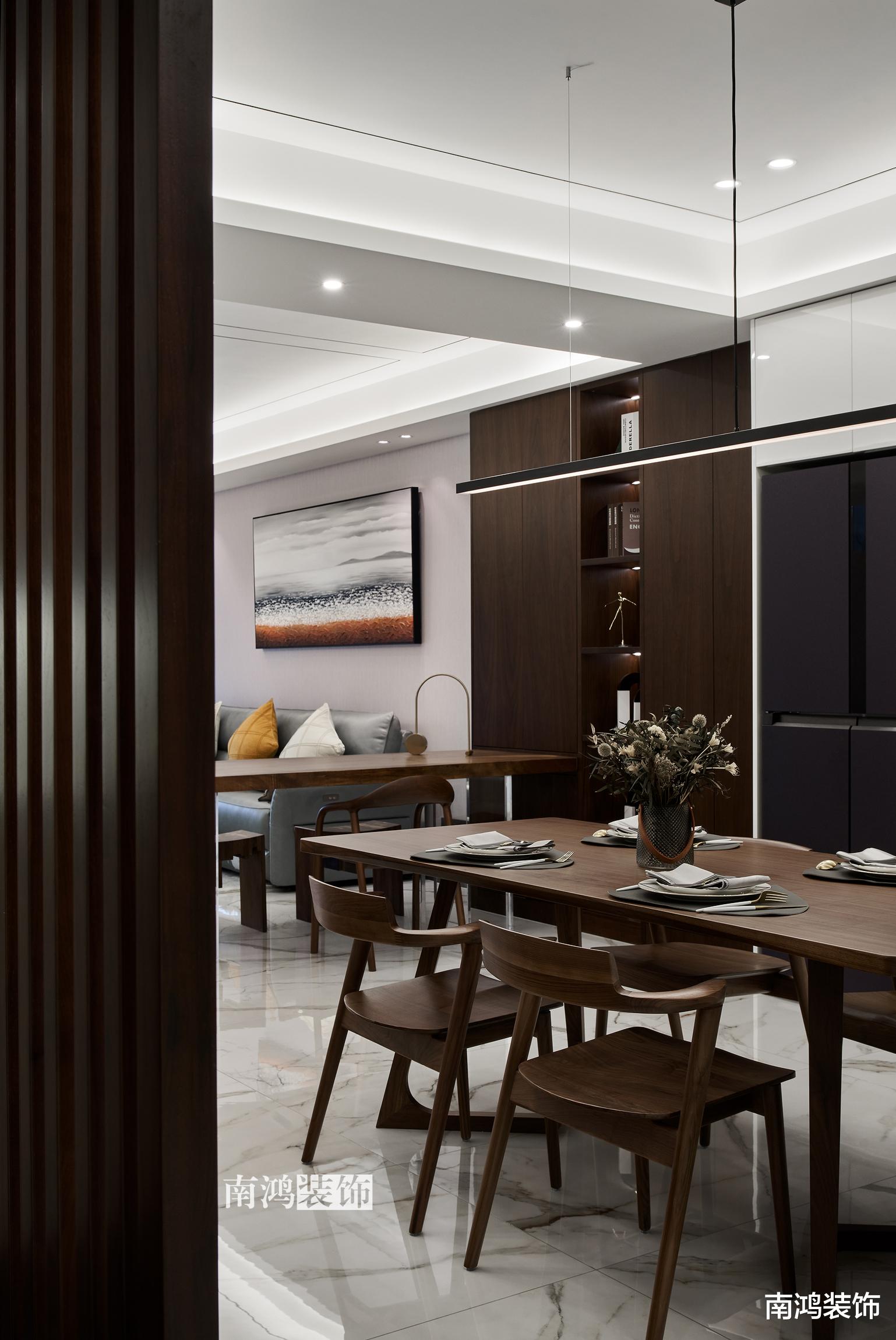 192㎡三室两厅,胡桃木引领潮流,开放式餐厨是真的香!