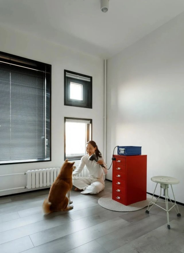 124㎡轻工业风入户洞洞板+挂件墙设计,开放式布局让人眼前一亮