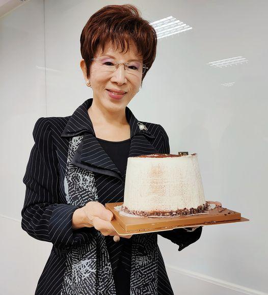 闫妮|洪秀柱收到蔡依林的蛋糕