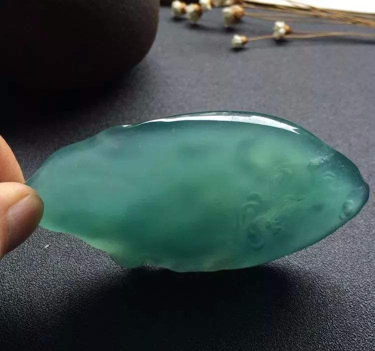 翡翠|一时兴起又买了块翡翠原石，做出来的成品连自己都叹为观止！