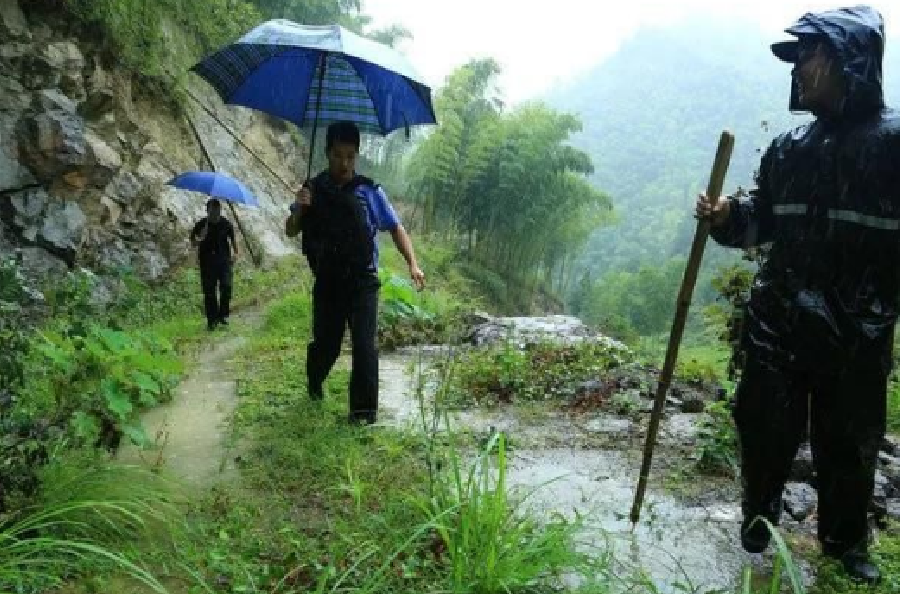 社情汇编 浙江绑架杀人案，主犯逃进大山坠崖摔死，被发现时已成一堆白骨