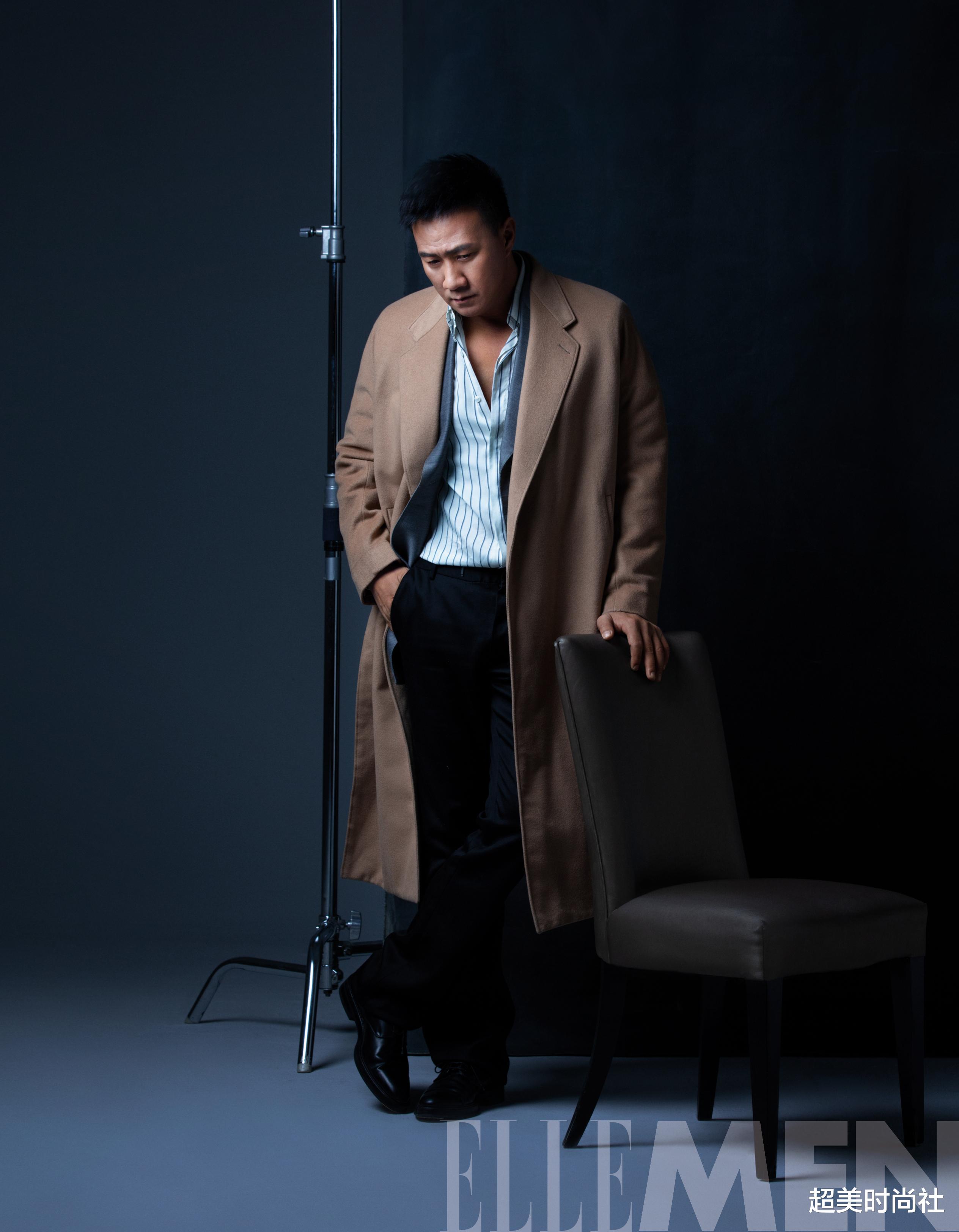 超美时尚社 VOGUE大秀夜主持人撞脸胡军！侧颜轮廓太像，网友称差点认错