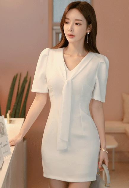 心壹文学|女神孙允珠高清时尚搭配：浅云曼妙晓雾雪朵翻领连衣裙