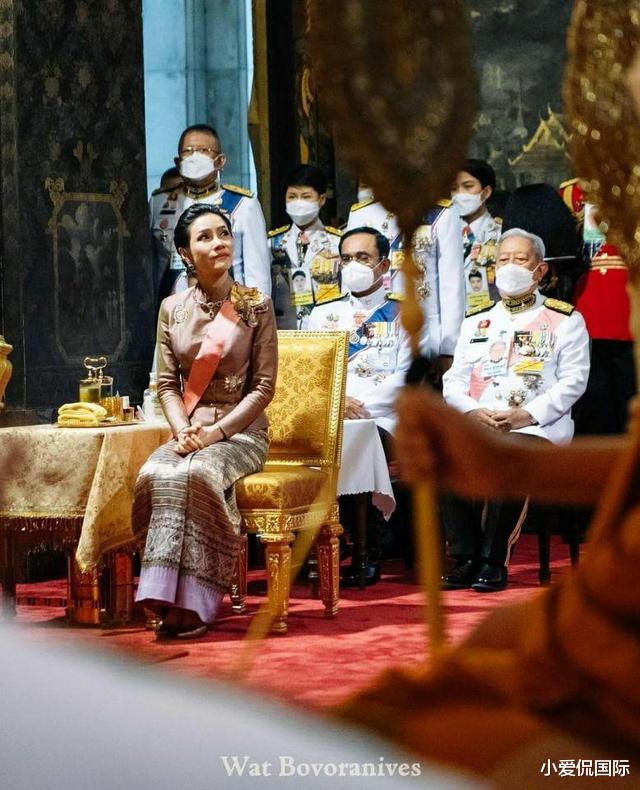 |诗妮娜晒照巴育做背景，双嫔妃护卫贵妃扮可爱，隔空叫板素缇达