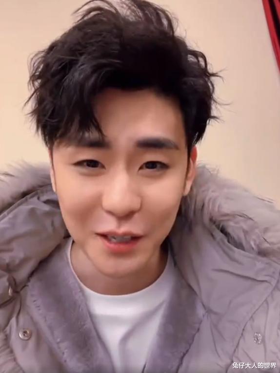 张云雷|德云社张云雷打卡非正式跨年派对，一首小曲，让网友们以解相思