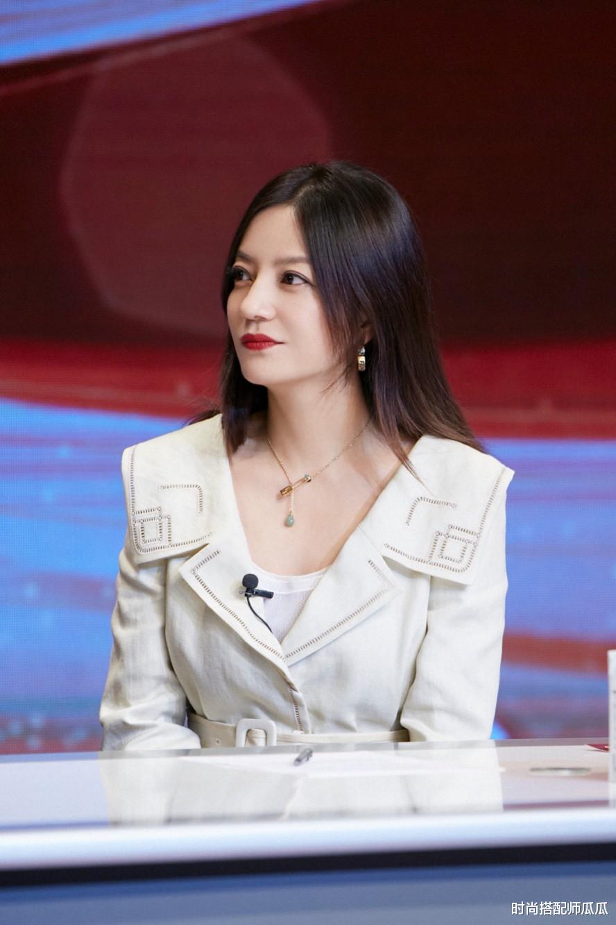 时尚搭配师瓜瓜|赵薇最新活动生图曝光，穿“睡衣裙”慵懒随性，皮肤紧致白到发光
