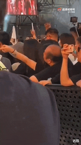 高校 高校院长与年轻女子当众亲密后续！五官多细节显示并非同一人！