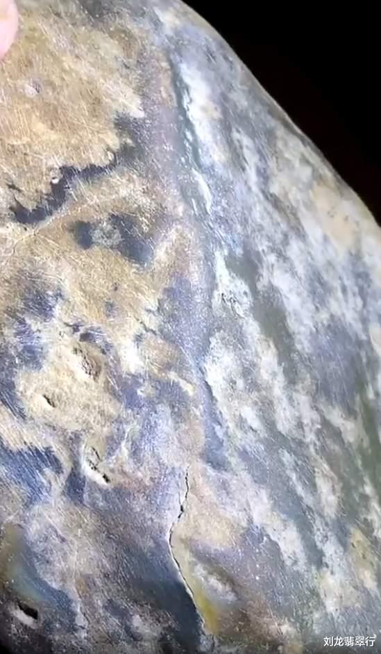 翡翠|何为翡翠原石中的“脱沙”？很多人都已经走入误区了