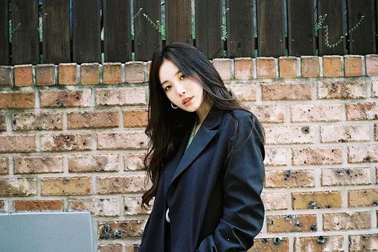 金亚荣|她曾豪砸5亿为腿投保,搀扶老奶奶被讹钱,还被粉丝寄送“刀片”