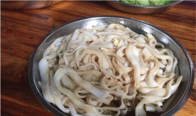 寸步不离的感觉 茂名这家小破店，靠一道鸭粥火了30年，有人从广州开车6小时来吃