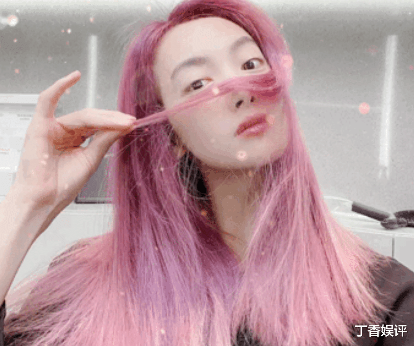 泡面|宋茜8年没染发，晒出染发过程瞬间引关注，粉紫渐变发色太绝了！