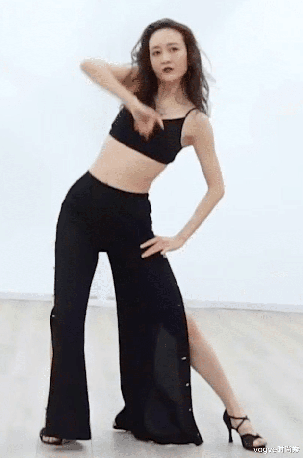 王鸥|王鸥“练舞照”被疯传，没有湖南台美颜后，这颜值真实存在吗？