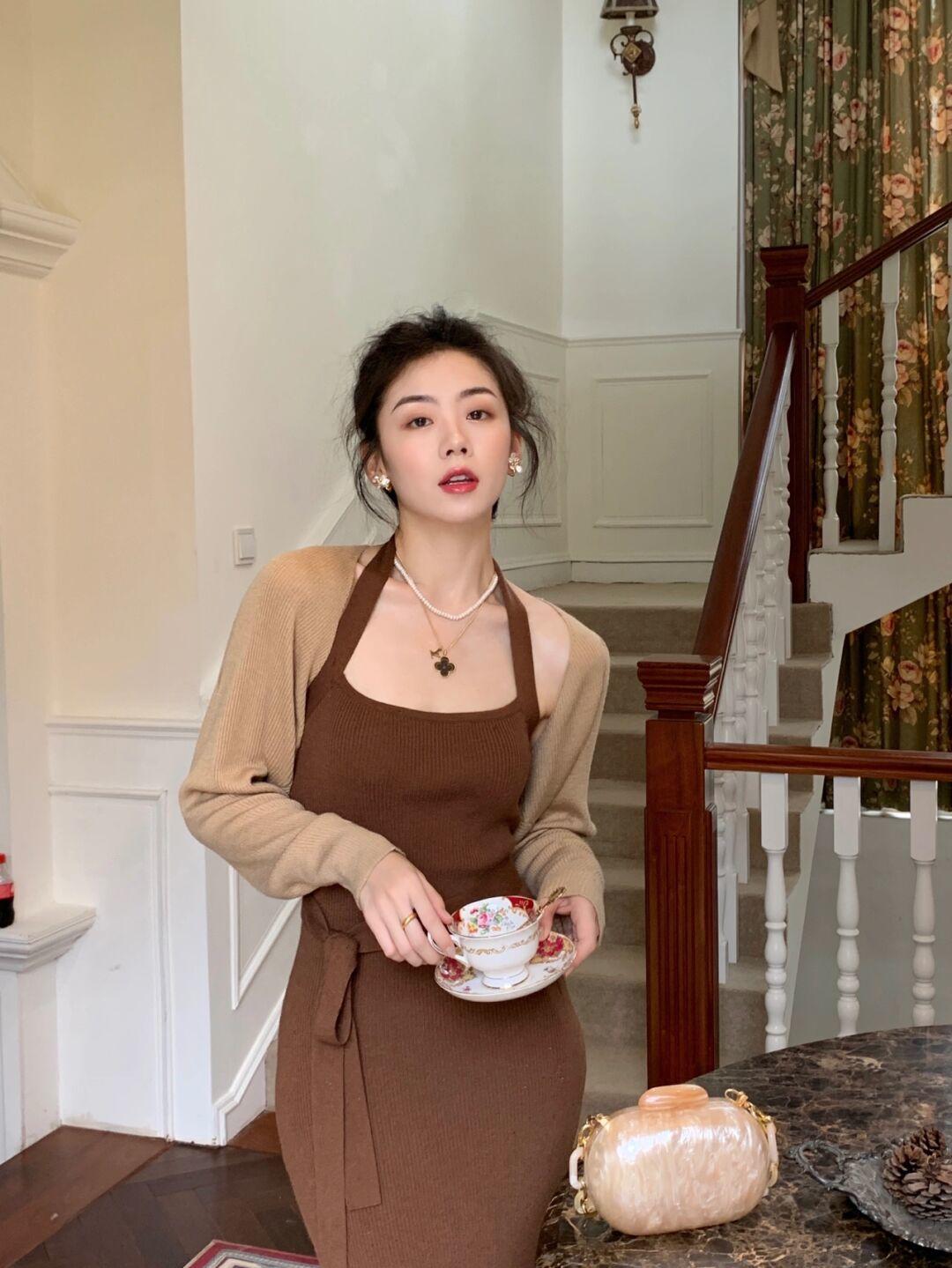 何有强 过了40岁的中年女人,初秋选择几款针织开衫,优雅知性又显年轻