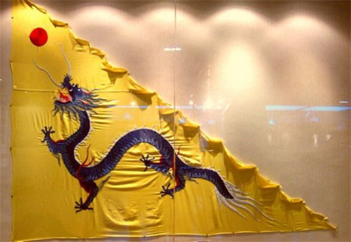 |此国没国旗，用我国国旗替代，中国反对，于是在国旗上加8个汉字