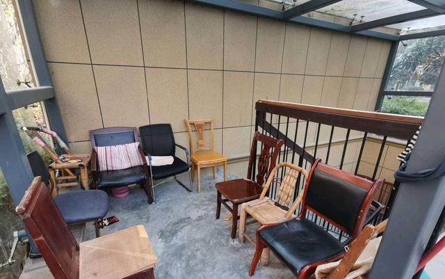 无奈之举!宁波一小区地下室楼梯口成了老年人的阳光房!