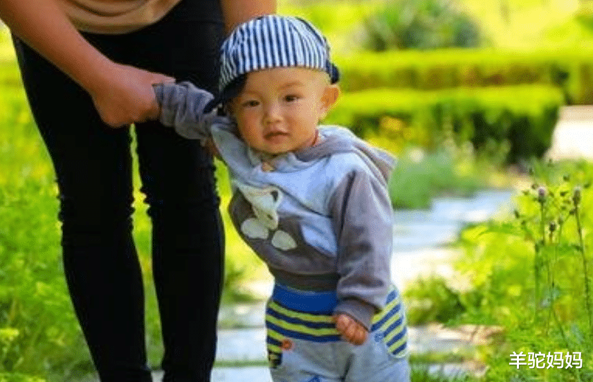 羊驼妈妈|为啥有些宝宝总摔跤,喜欢踮脚走路?都是父母这小习惯造成的