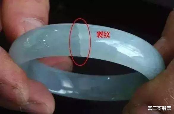 翡翠|翠友提问——这款翡翠我非常喜欢，但是有瑕疵，到底应不应该买？