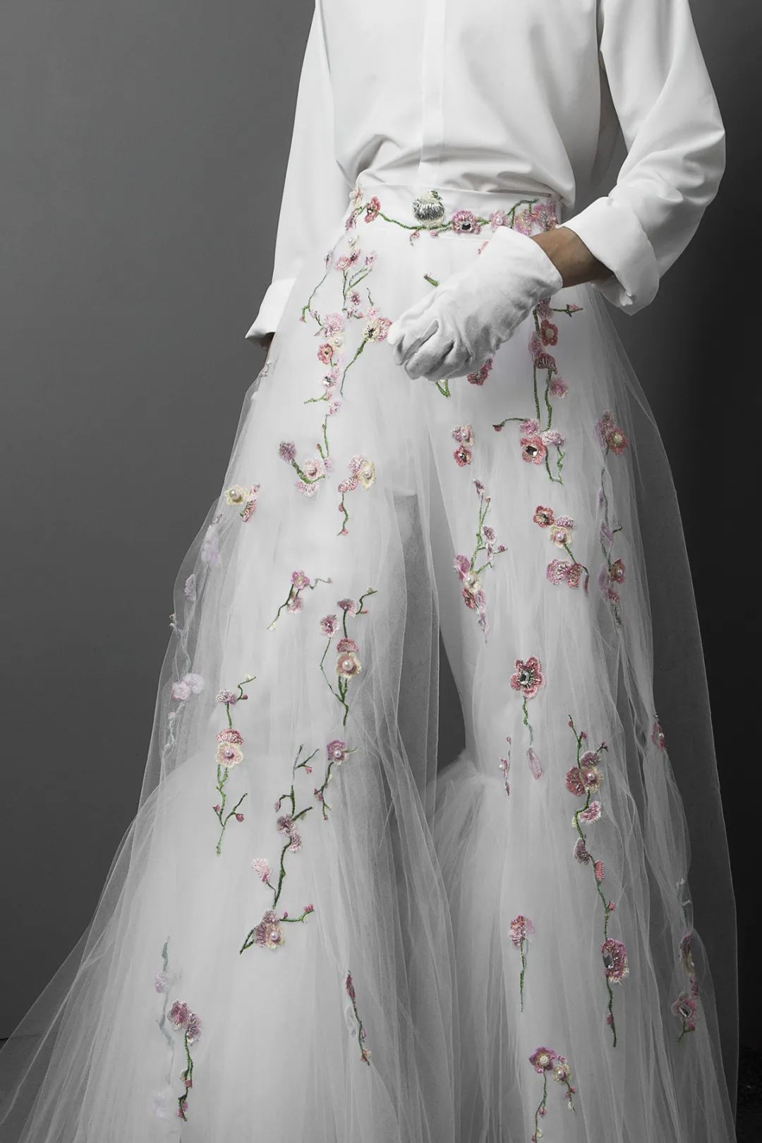 纺织服装时尚内参|男人穿婚纱也很美,这仙气缭绕男装,男生穿戴起来连女孩都脸红!