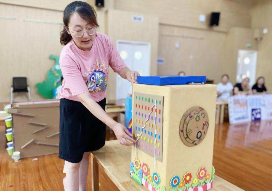 教师|幼儿园老师给学生换衣服，无意中掉出来一个东西，一时委屈至极