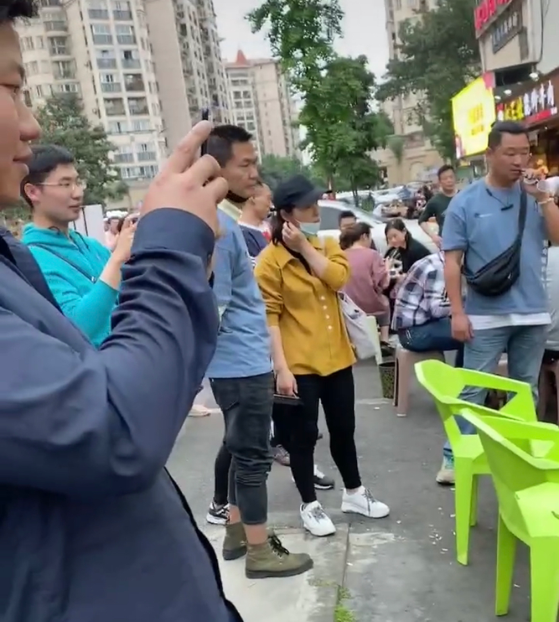 赵亮|“三德子”赵亮在成都喝啤酒，引来路人拍摄，网友：我的青春记忆