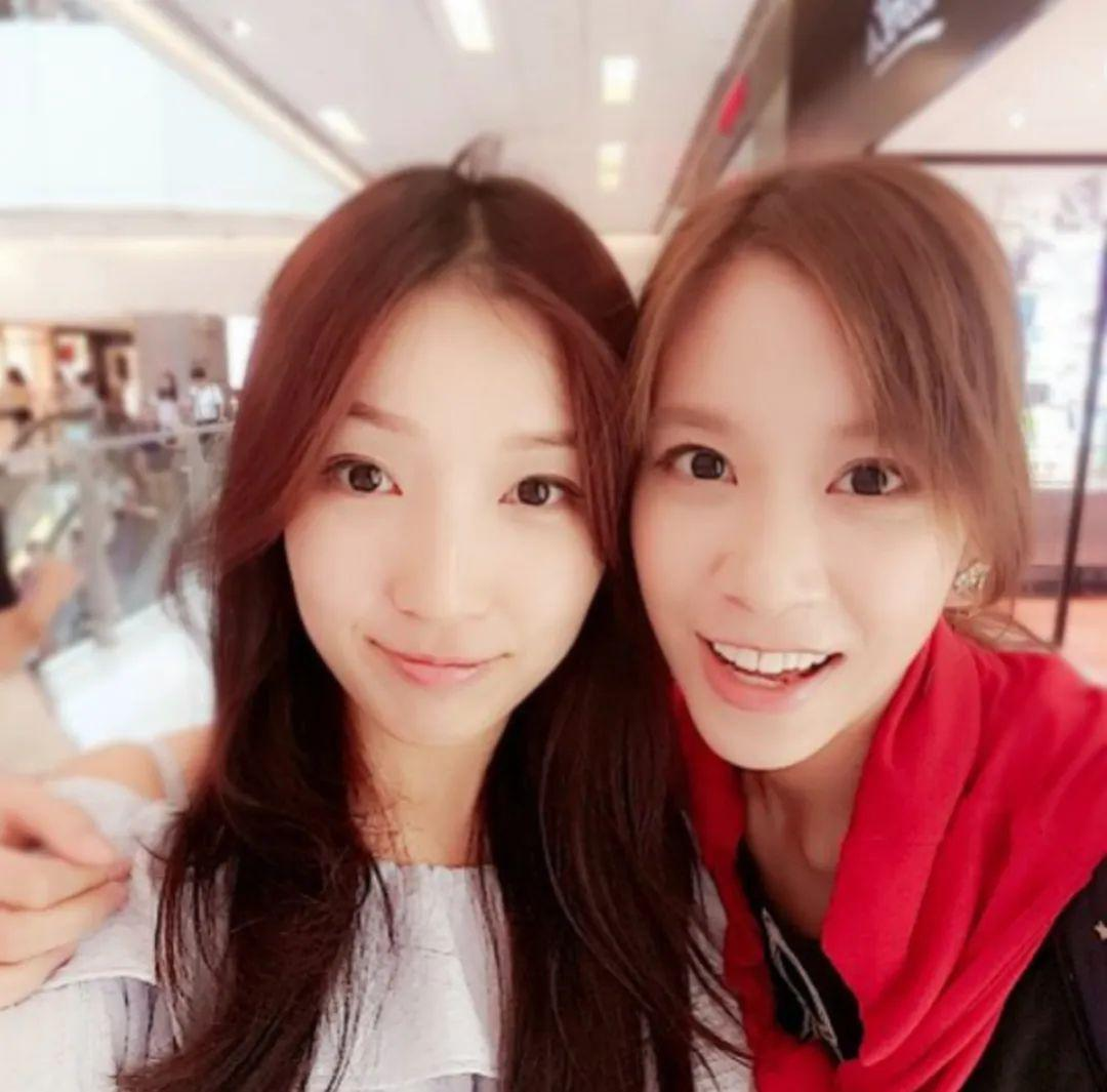 爱买买买的百万姐 李泽楷前任郭嘉文晒聚会照，笑容甜美状态好，男性友人出镜引关注