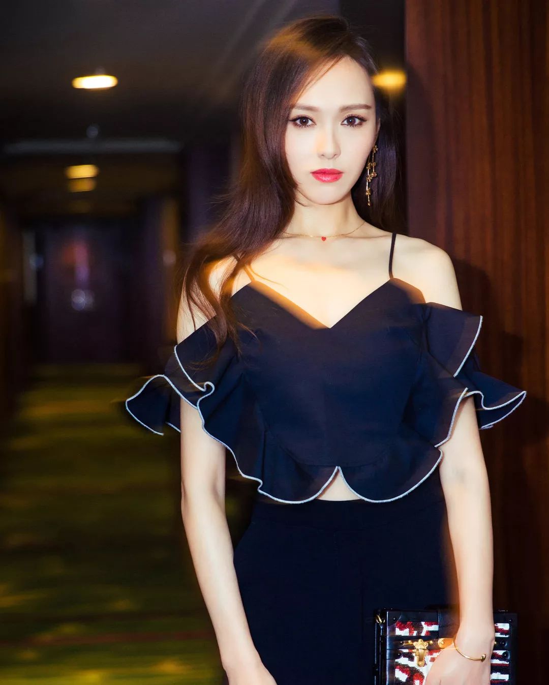 混搭时尚Anna|“国民女神”陈瑶撞衫韩国李知恩，同穿3千连衣裙，气质大不相同